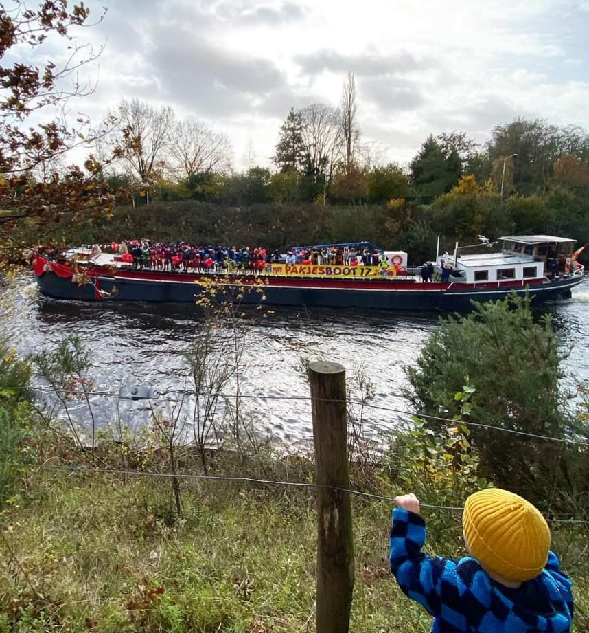 Sinterklaas en pieten op de stoomboot richting Best